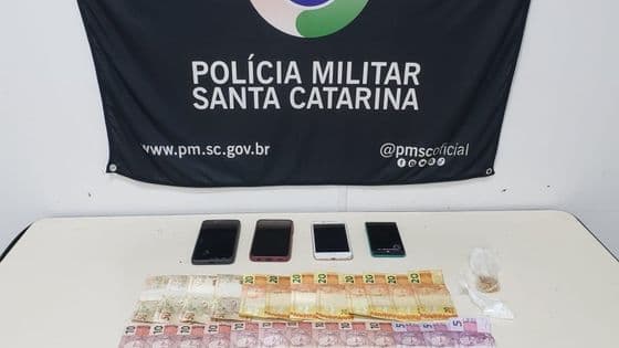 Polícia Militar desmonta ponto de tráfico e cinco são detidos em Blumenau - Portal da Cidade - Brusque / SC