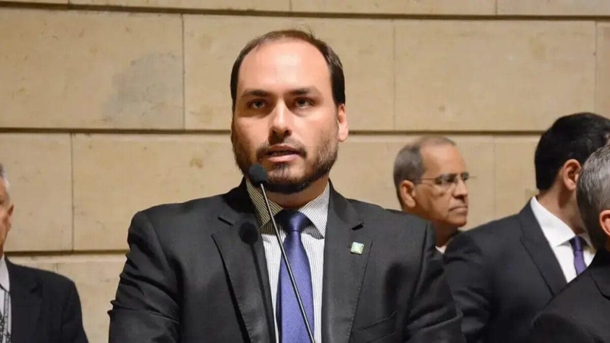 Carlos Bolsonaro chama São José de “casa” e cita lanchonete famosa em postagem