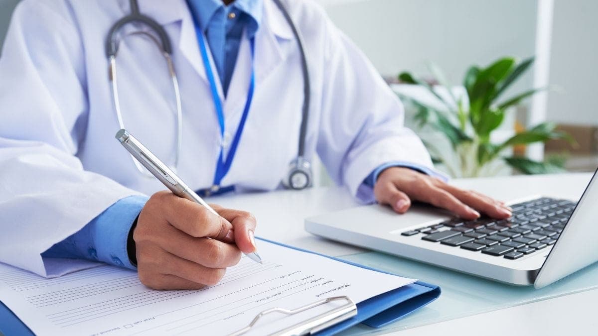 Universidades de medicina recebem nota 1 no Enamed e se classificam como o pior desempenho de SC