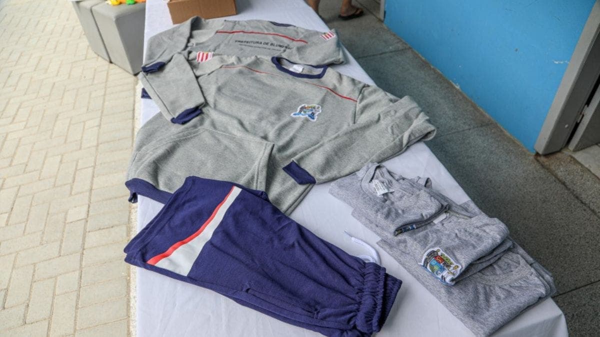 Confusão na entrega deixa alunos sem uniforme escolar na rede municipal de Blumenau
