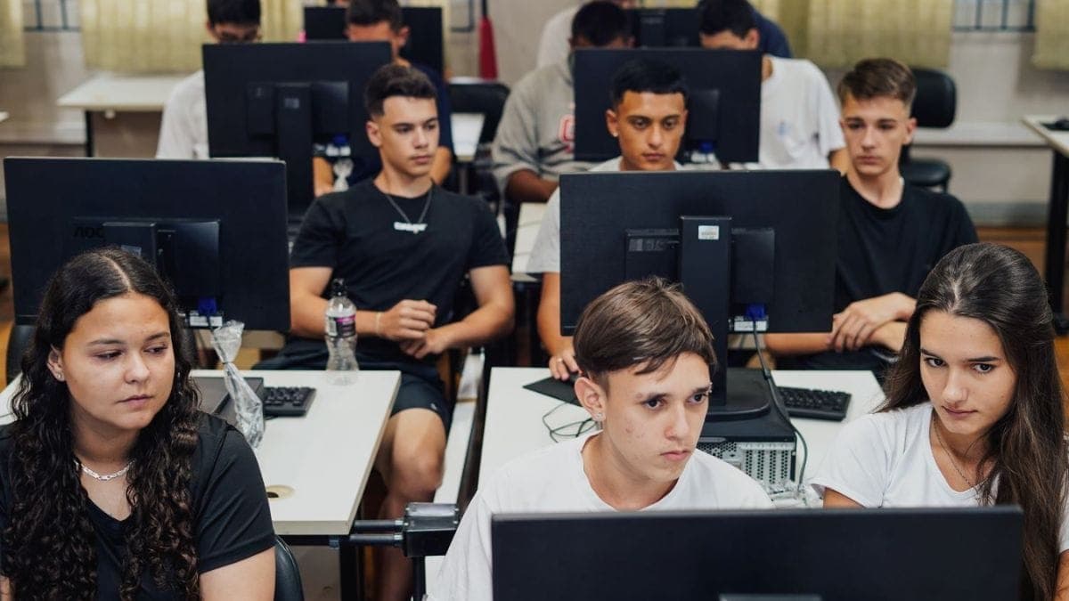 Santa Catarina alcança 99,7% de cobertura de internet nas escolas