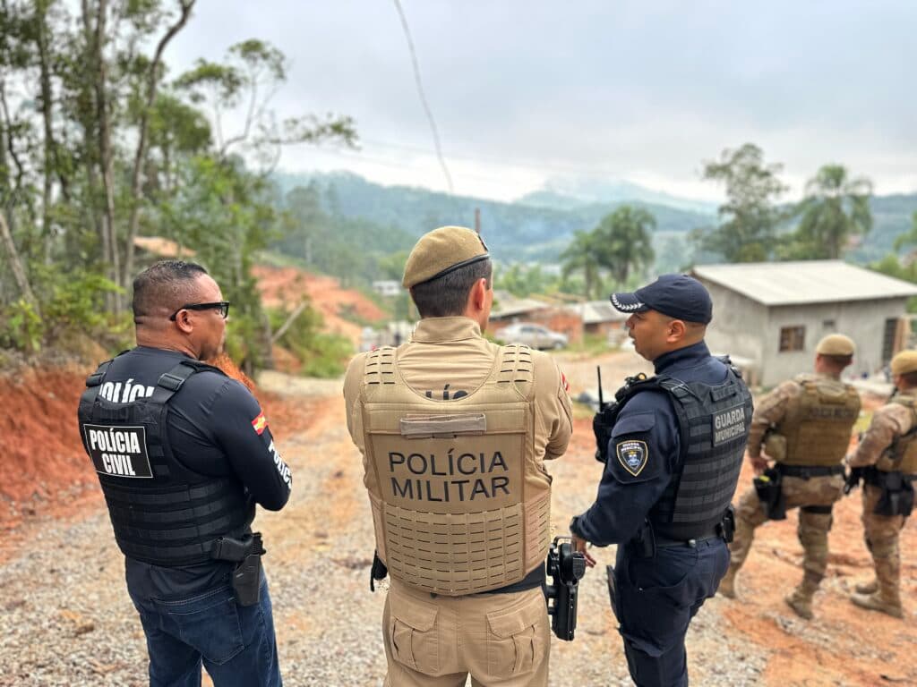 Operação derruba 16 casas irregulares em Itajaí