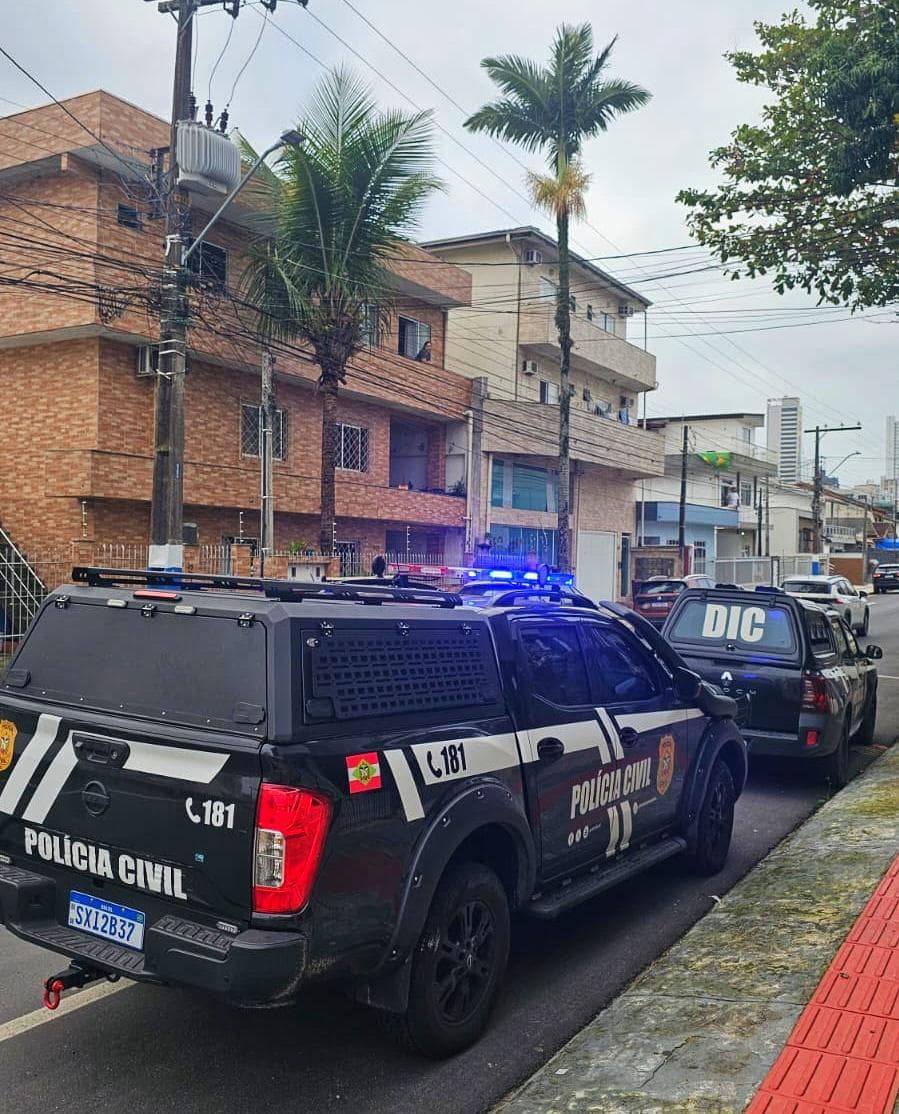 Polícia Civil cumpre mandados contra homem investigado por se passar por policial em Balneário Camboriú