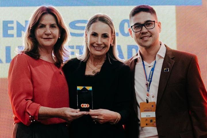 Educação de Lages é premiada pela conquista do Selo Ouro no Compromisso Nacional com a Alfabetização na 2ª edição do Prêmio Undime-SC - Notícia no Ato