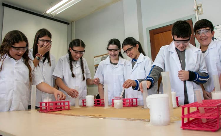 Estudantes da Educação Básica vivem dia de cientistas na UFSC - Notícias da UFSC