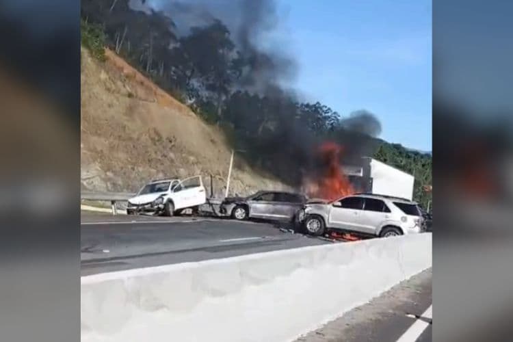 Vídeo: acidente envolvendo vários veículos deixa feridos e uma pessoa morta na BR-470, em Indaial (SC)