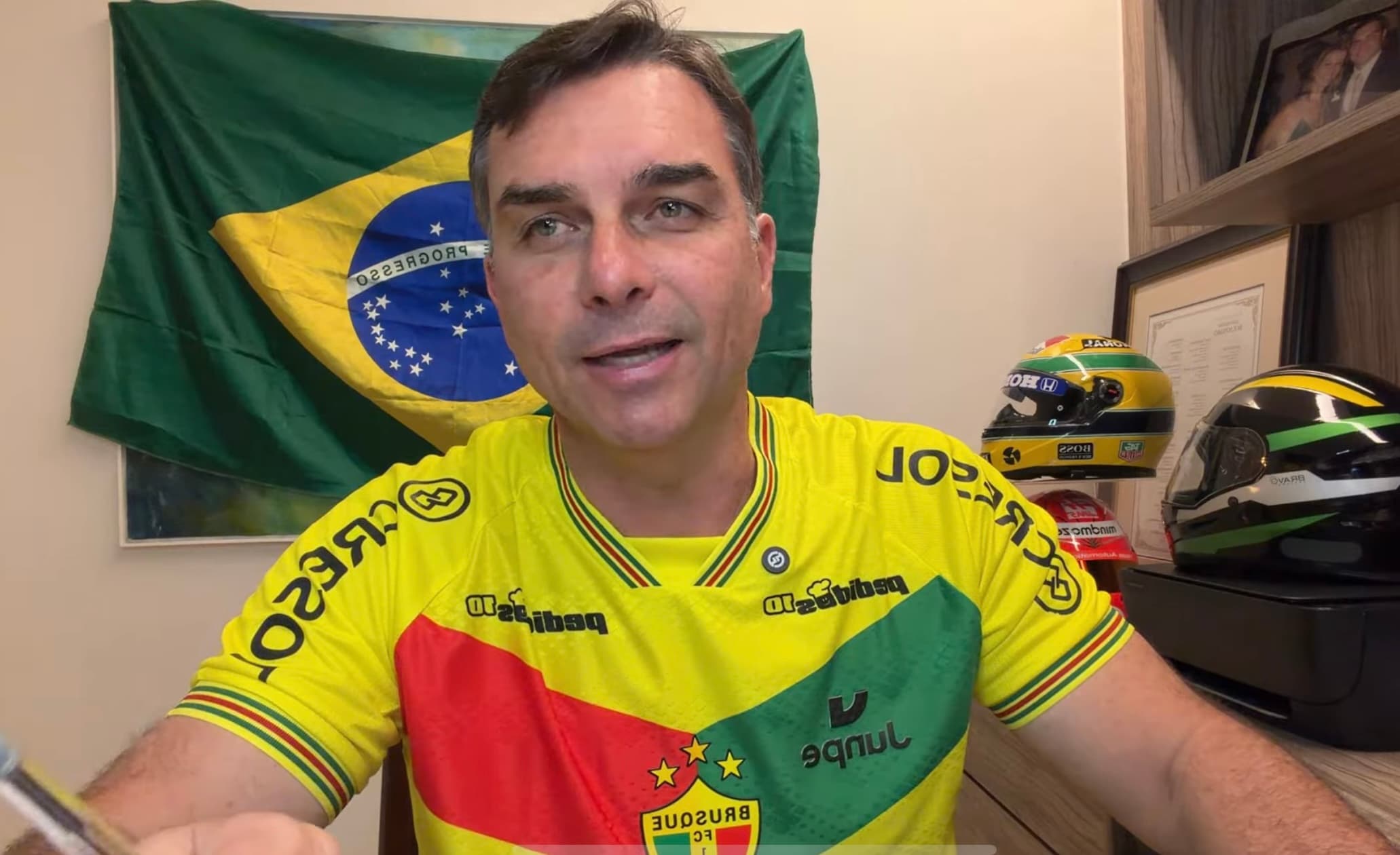 Flávio Bolsonaro aparece com camisa do Brusque em live