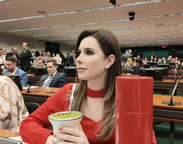 Carol de Toni tem 30,7% ao Senado; Amin 20,1% e Carlos Bolsonaro 18,3%