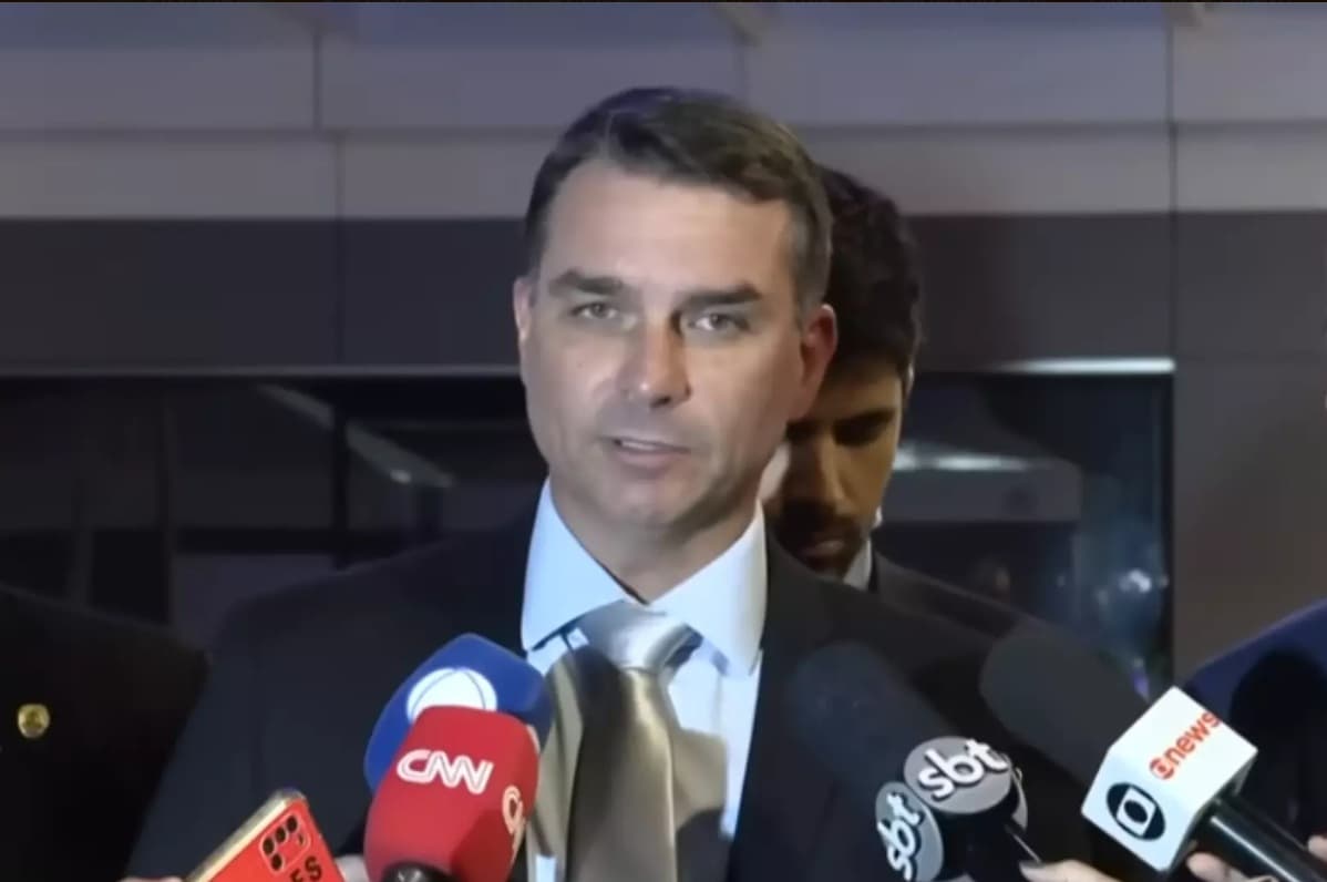 Em SC, Flávio fala de fim da reeleição, mas cita ‘governo de oito anos’