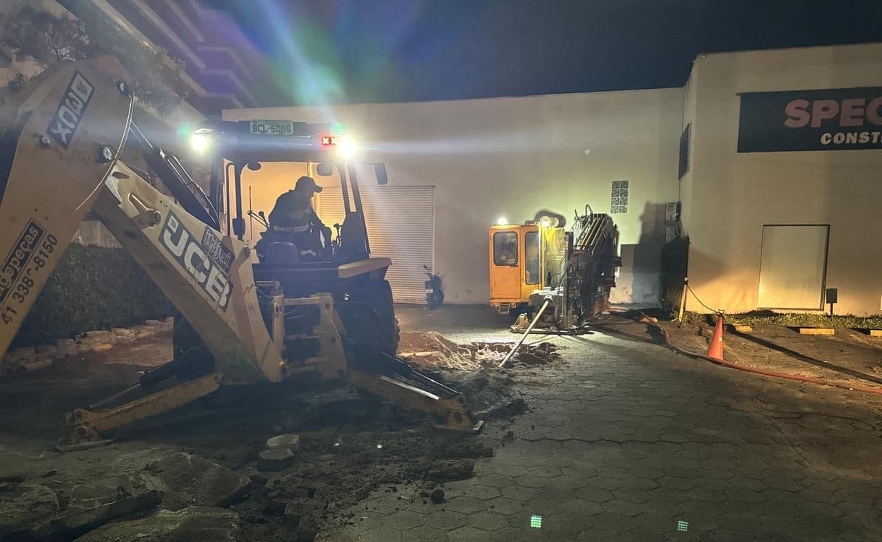 Casan executa nova etapa da travessia de tubulação de rede coletora de esgoto na SC-401, em Florianópolis