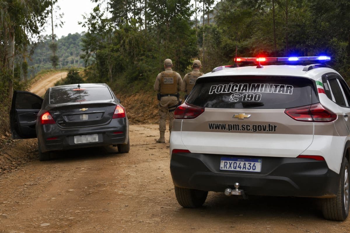 Mulher encontrada amarrada dentro de carro em Biguaçu foi sequestrada em Major Gercino