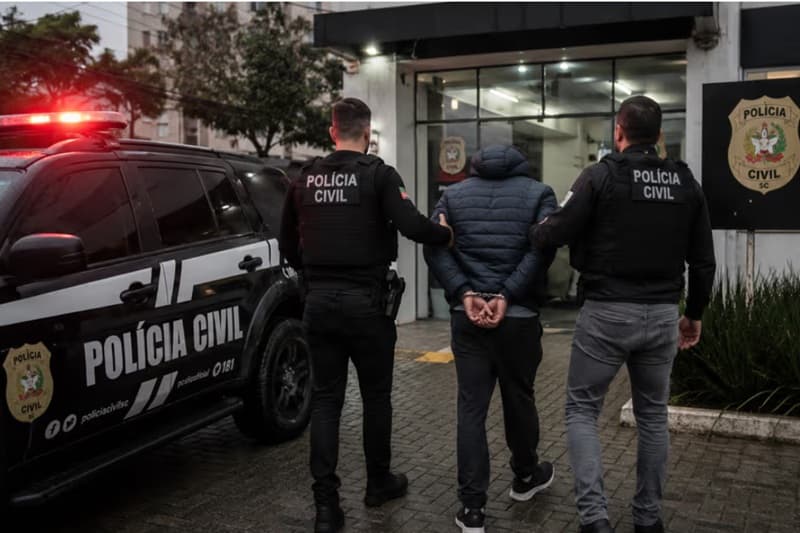 Suspeitos de extorsão que obrigaram vítima a entregar mais de R$ 213 mil são presos em SC