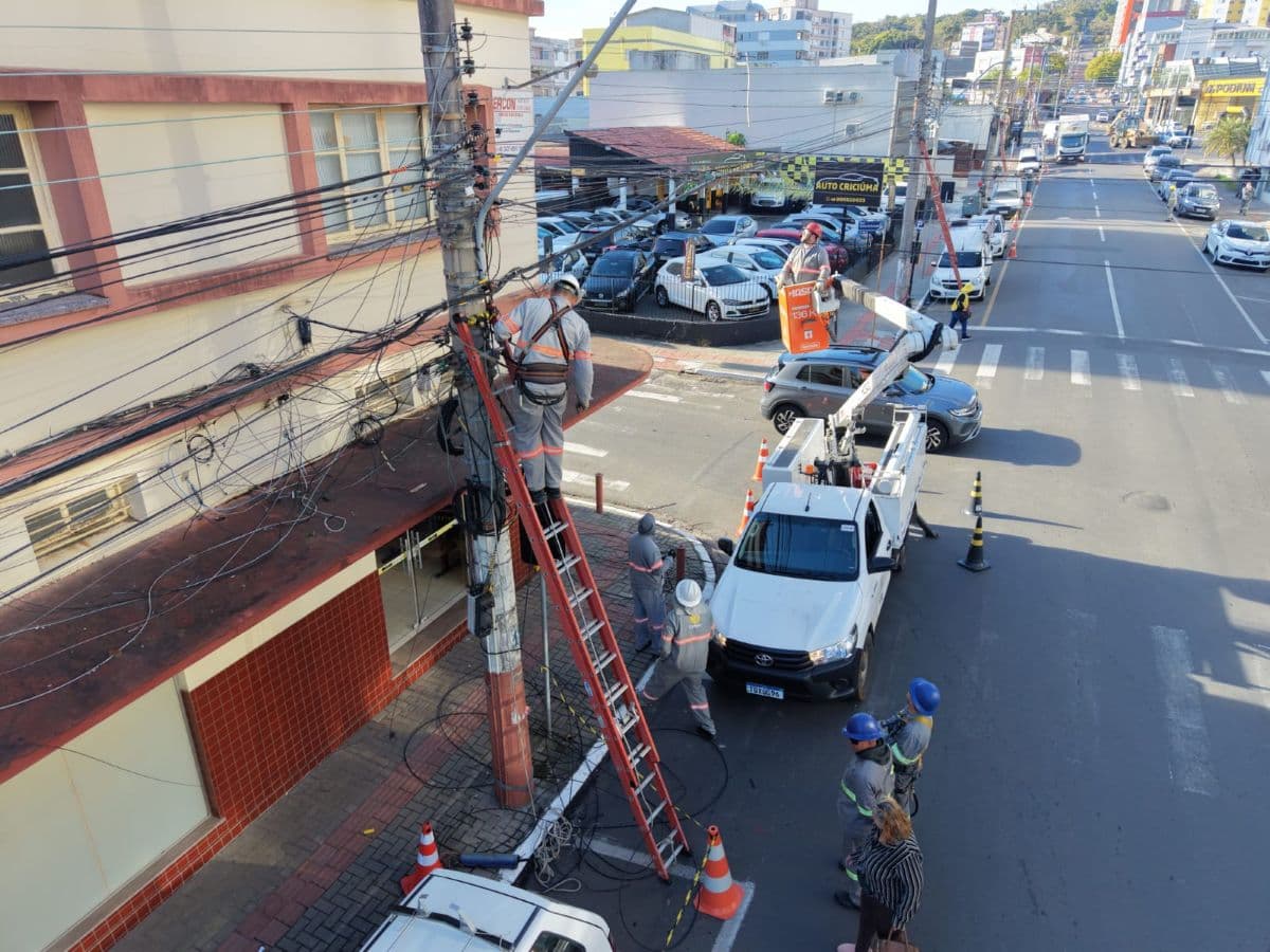 Operação Limpa Fios recolhe quase meia tonelada de cabos inutilizados no Centro de Criciúma
