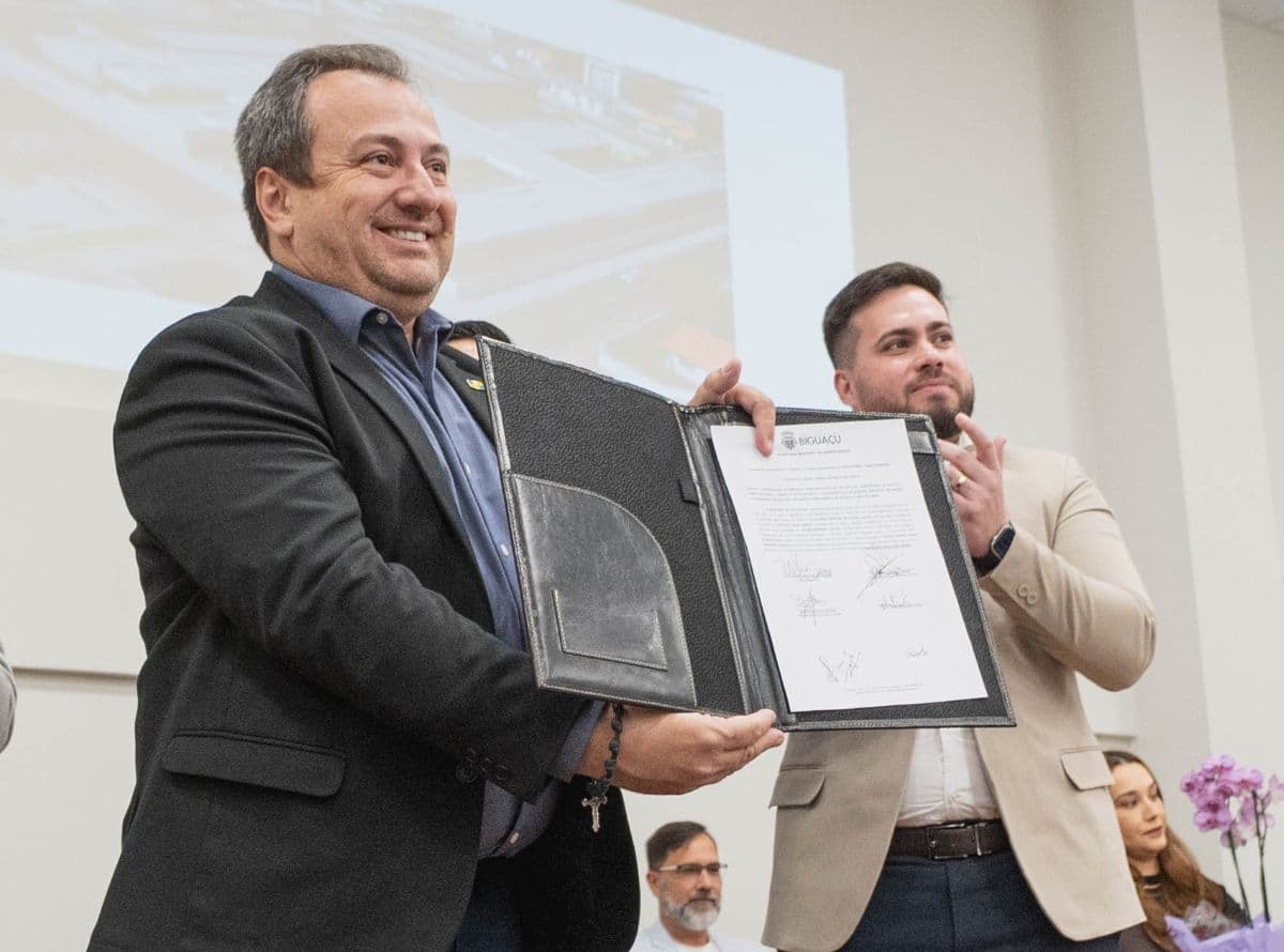 Alexandre assina ordem de serviço para construção da escola de tempo integral