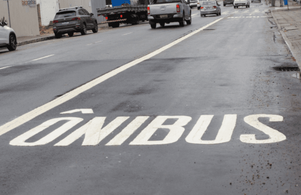 Faixa exclusiva para ônibus em São José entra em fase de fiscalização na Avenida Presidente Kennedy
