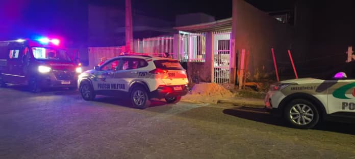 Pai larga duas crianças sozinhas e desconhecidos as levam pra dentro de casa