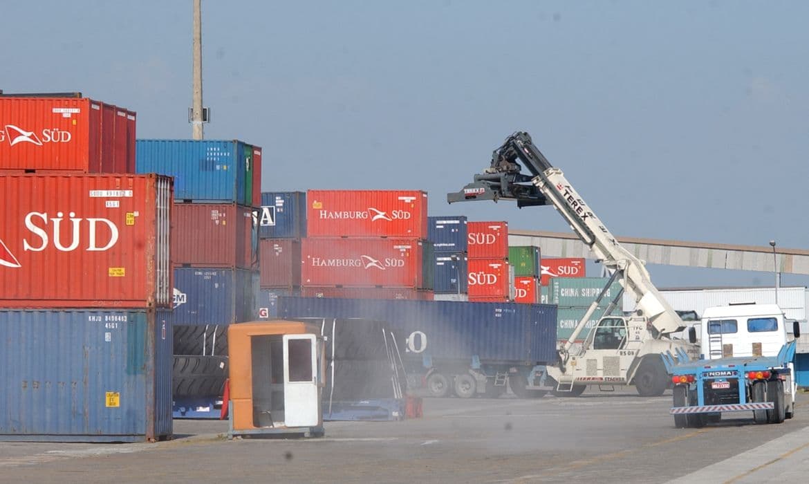 Tarifas dos EUA Impulsionam Empresas de Biguaçu a Migrarem Exportações para o Vietnã