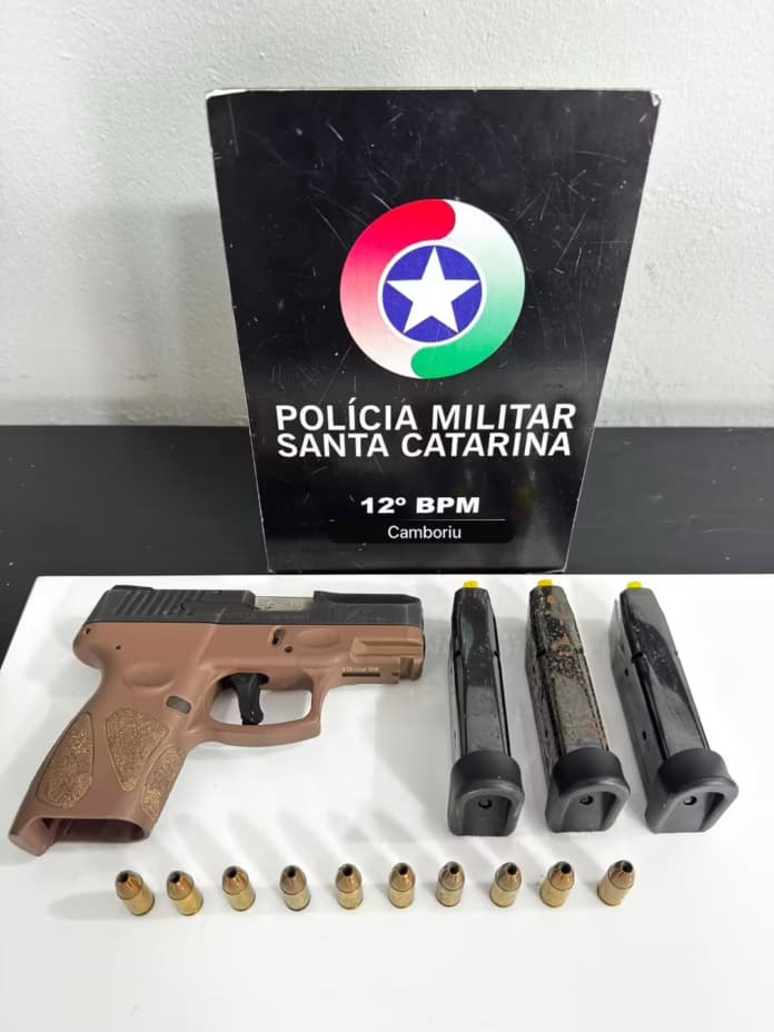 Homem é preso após briga com irmão e apreensão de pistola em Camboriú