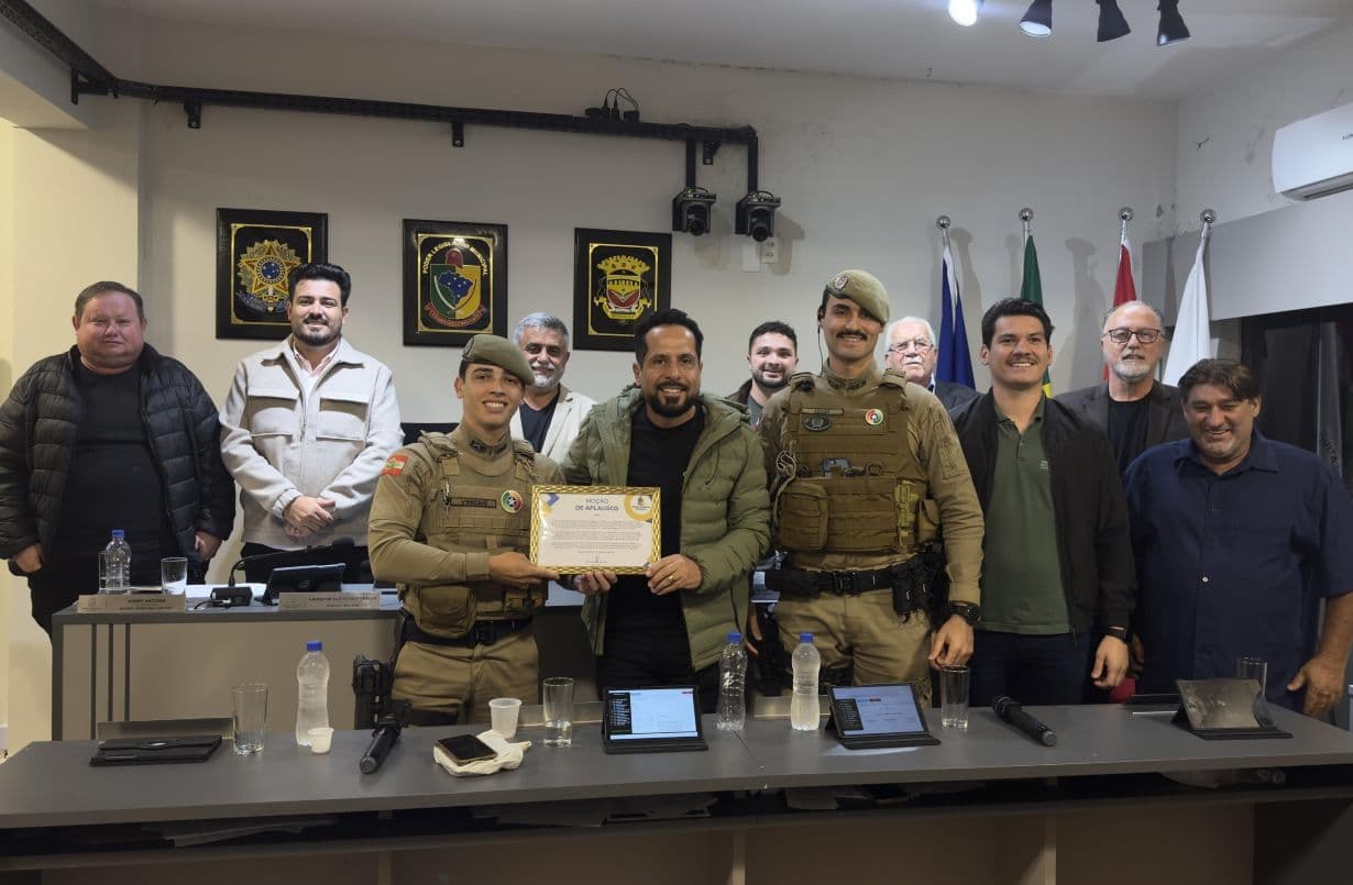 PM que saltou muro do batalhão e salvou bebê de engasgo recebe homenagem na Câmara de Biguaçu