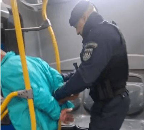 Condenado por estupro é preso após se masturbar dentro de ônibus em Florianópolis