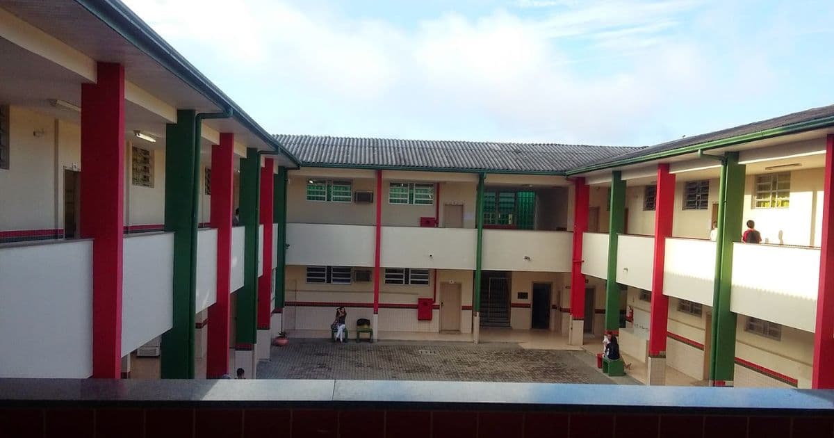“É insalubre”, mãe reclama de sala superlotada e sem ar-condicionado em escola estadual de Balneário Camboriú