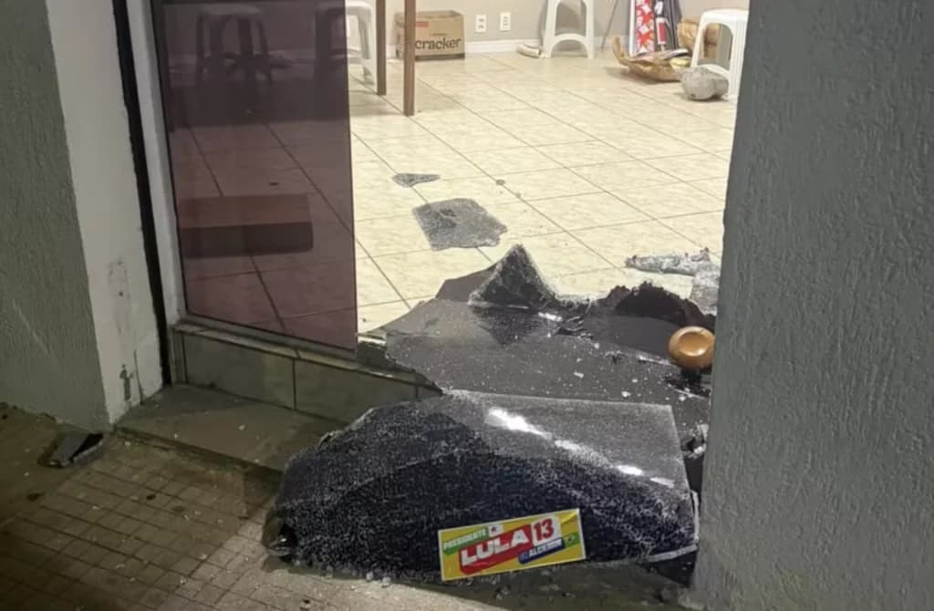 Comitês da campanha de Lula são vandalizados pela extrema direita em Joinville (SC)