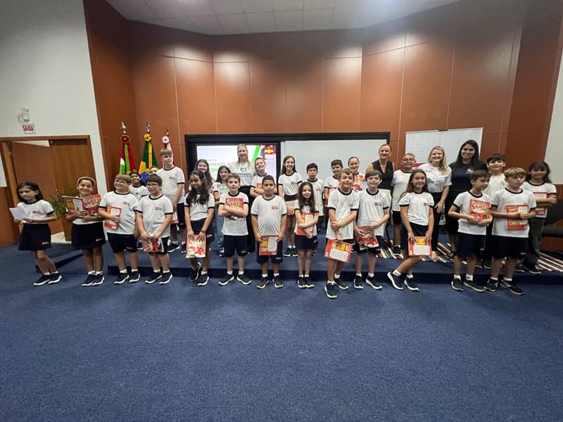 Governo de SC desenvolve ensino de Língua Inglesa nos anos iniciais com elaboração de currículo inédito para rede estadual - Rádio Araranguá FM 95.5