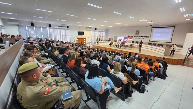 Segurança nas escolas: SC conclui seminários macrorregionais e avança na implementação de plano pioneiro - Rádio Araranguá FM 95.5
