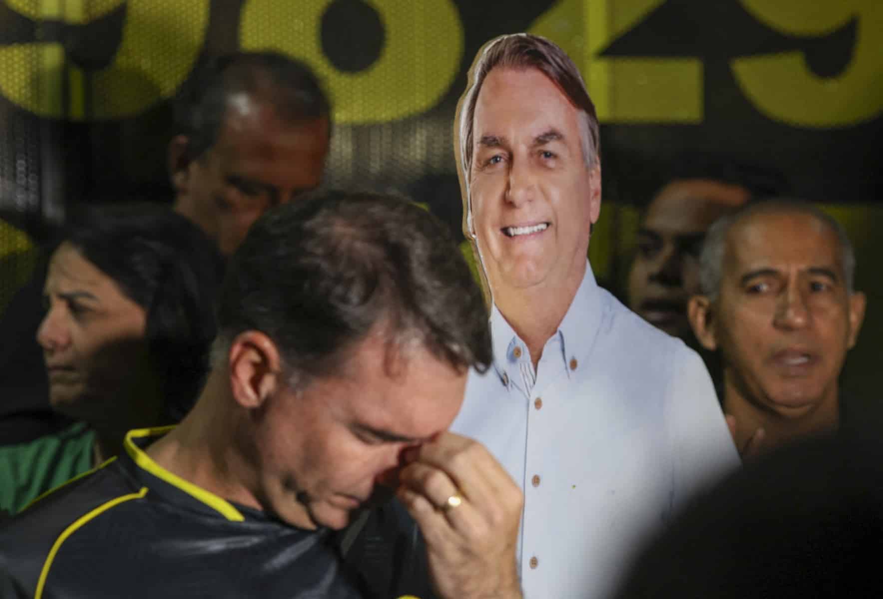 Bolsonaro teria avalizado carta a Flávio por medo de clã ficar sem mandato - Revista Fórum