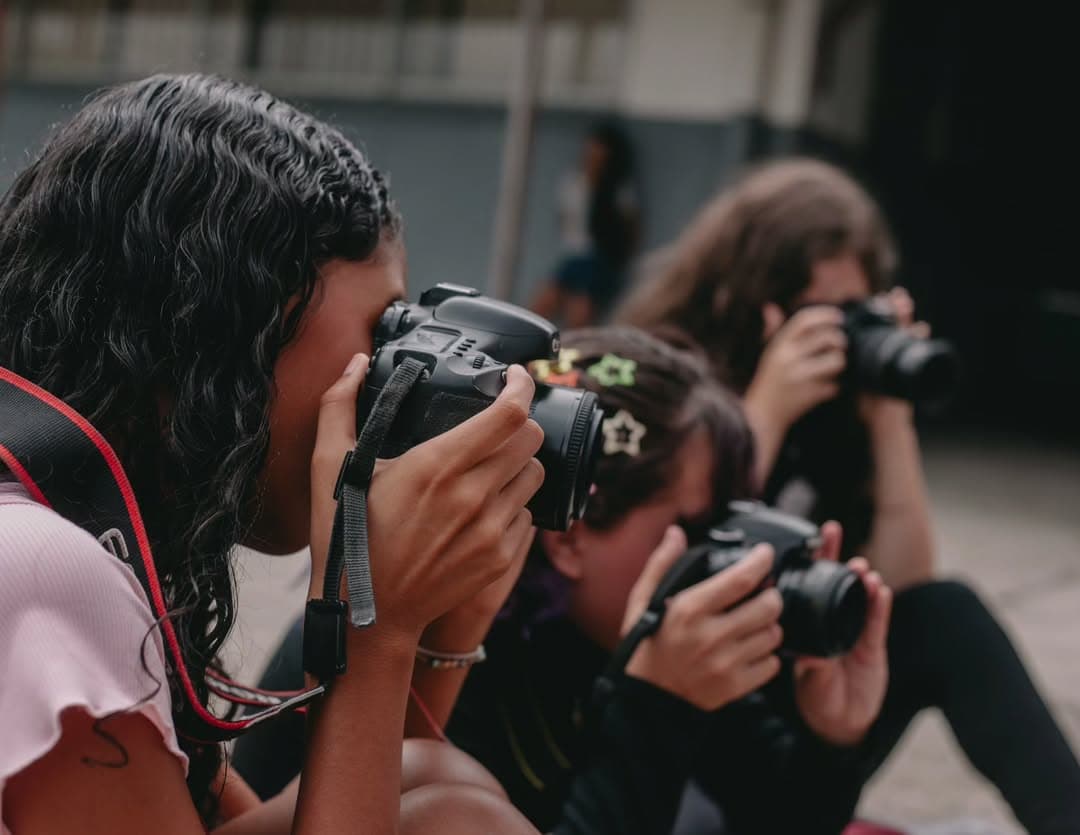 Centro Histórico de São José vira sala de aula a céu aberto em saída fotográfica do projeto Além das Lentes