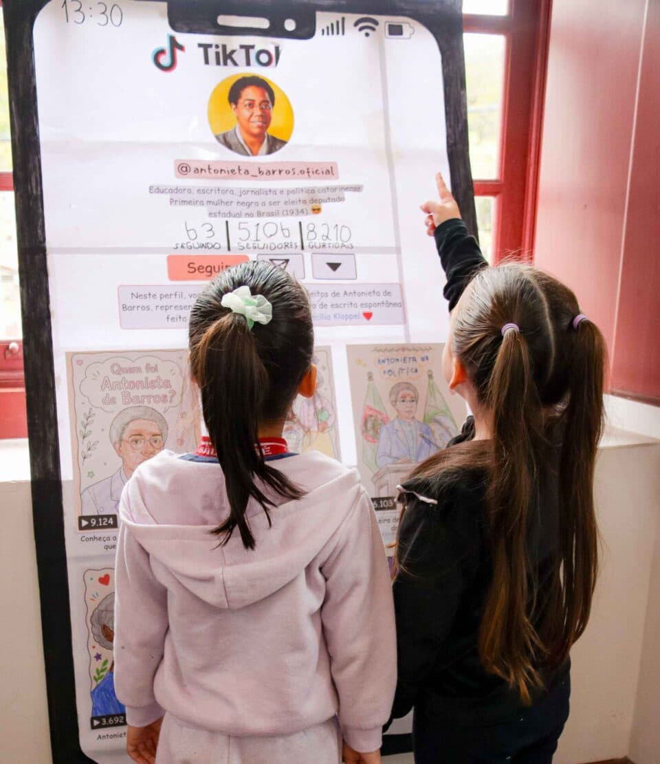 Estudantes de São José Conhecem Antonieta de Barros e História Local em Visita Pedagógica
