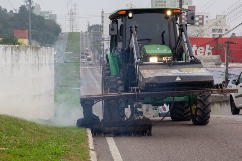 Capina elétrica leva tecnologia e sustentabilidade à Avenida das Torres, em São José