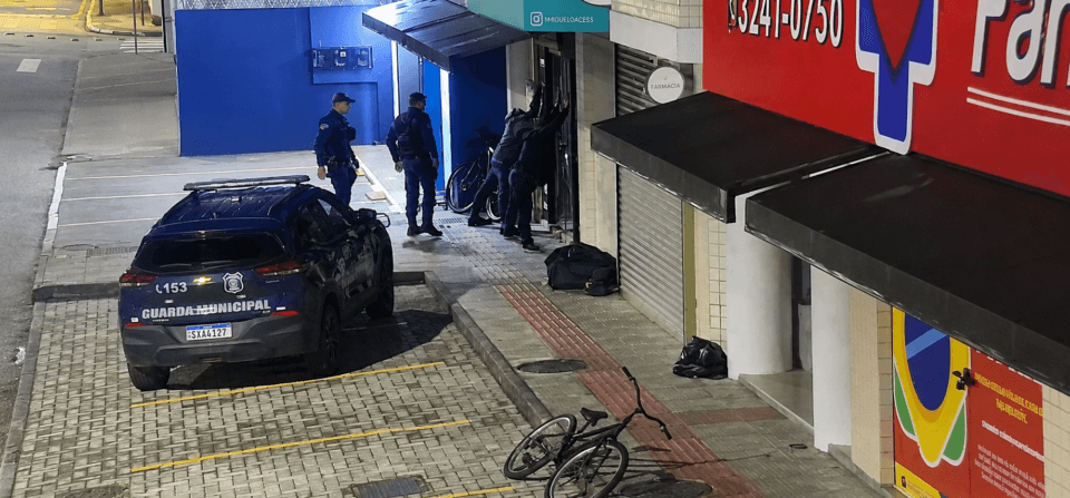 Videomonitoramento em São José flagra furto de material de iluminação e leva à recuperação do material