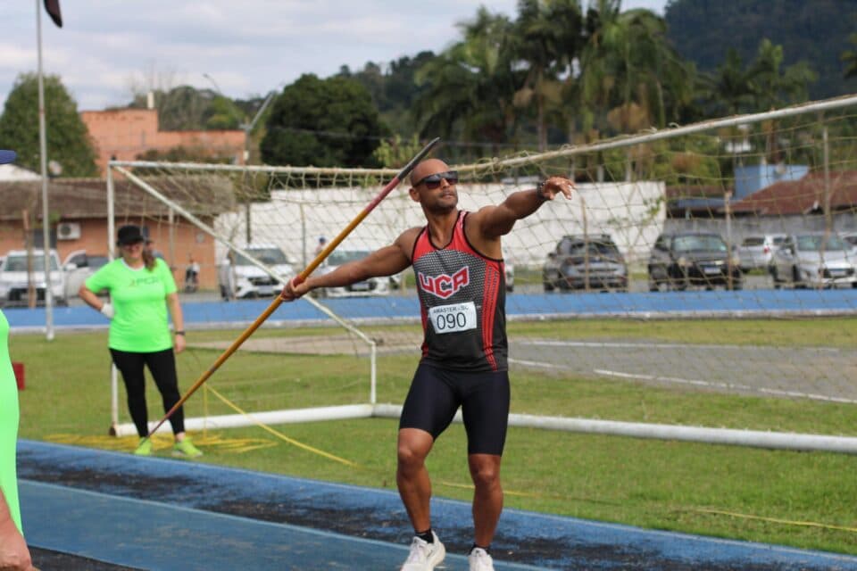 Atleta de São José conquista ouro no arremesso de dardo e amplia destaque no Estadual Master de Atletismo
