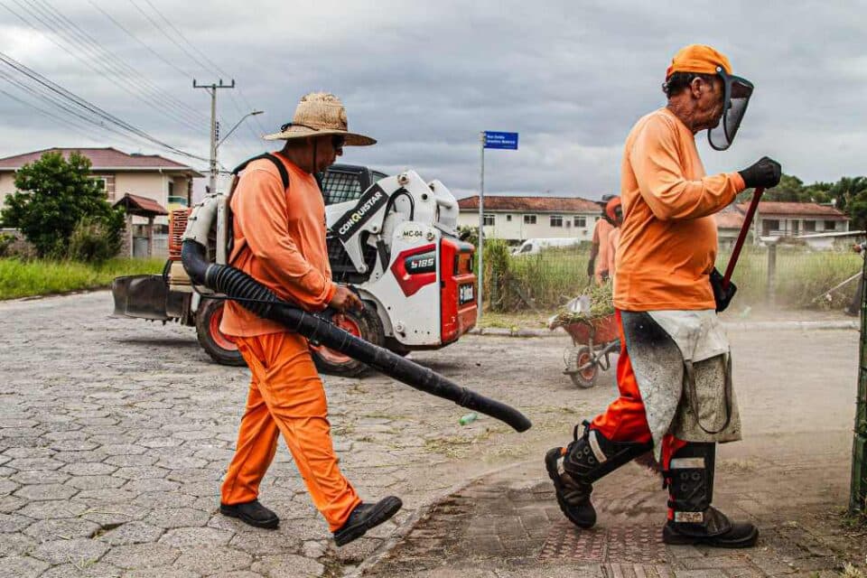 Prefeitura de São José mantém serviços de limpeza em vários pontos da cidade