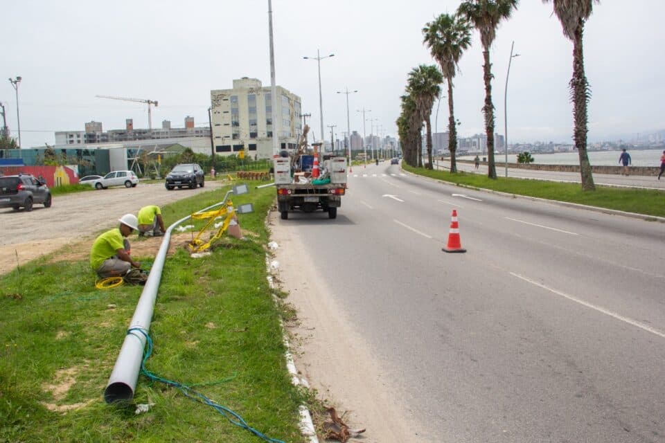 São José moderniza iluminação da Beira-Mar com instalação de novos postes e rede subterrânea
