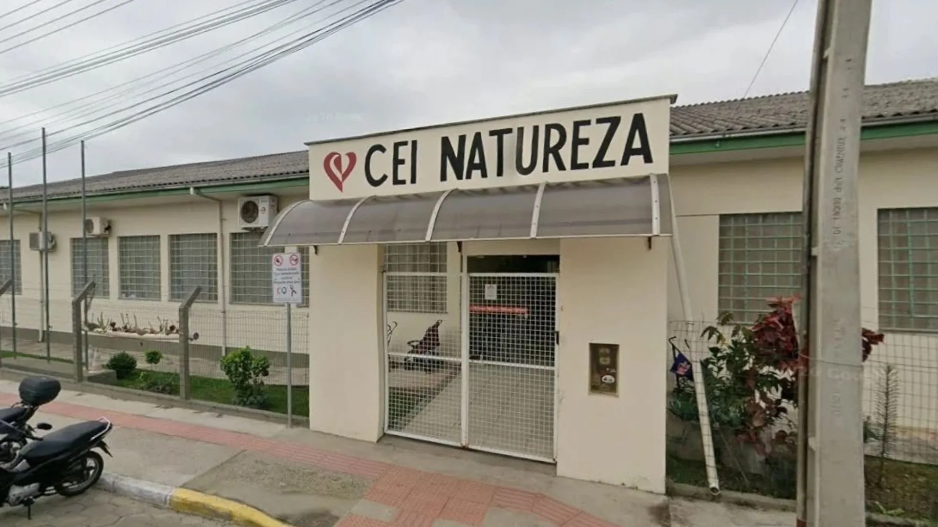 Professora é presa e demitida após agredir criança de 4 anos em creche de Criciúma