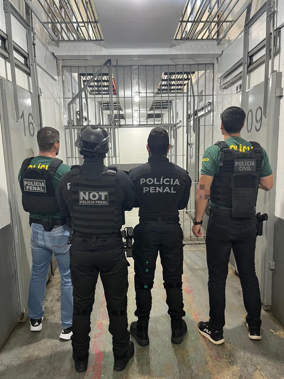Operação investiga entrada de smartwatches em presídio de Joinville