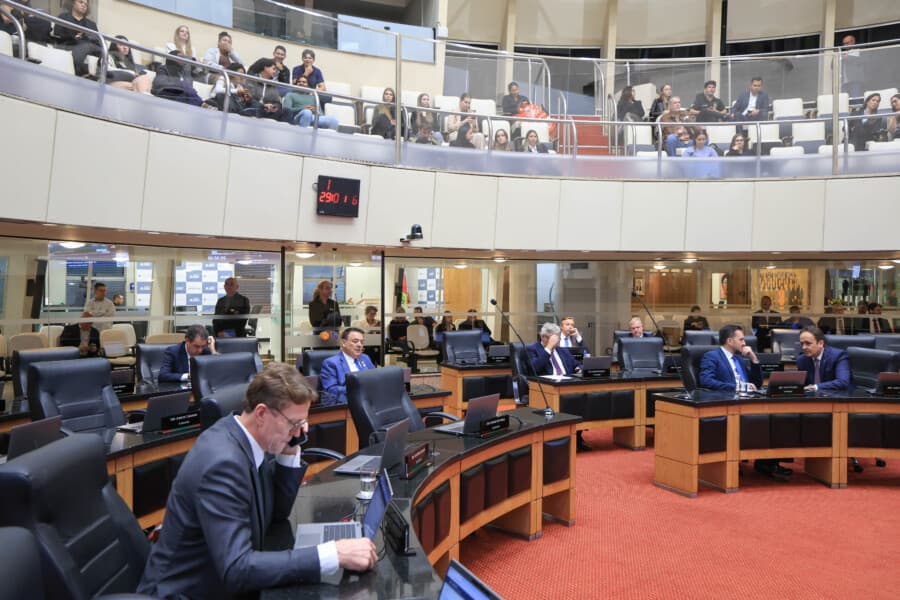 Segurança pública e ressarcimento de recursos pautam debates na sessão plenária da Alesc