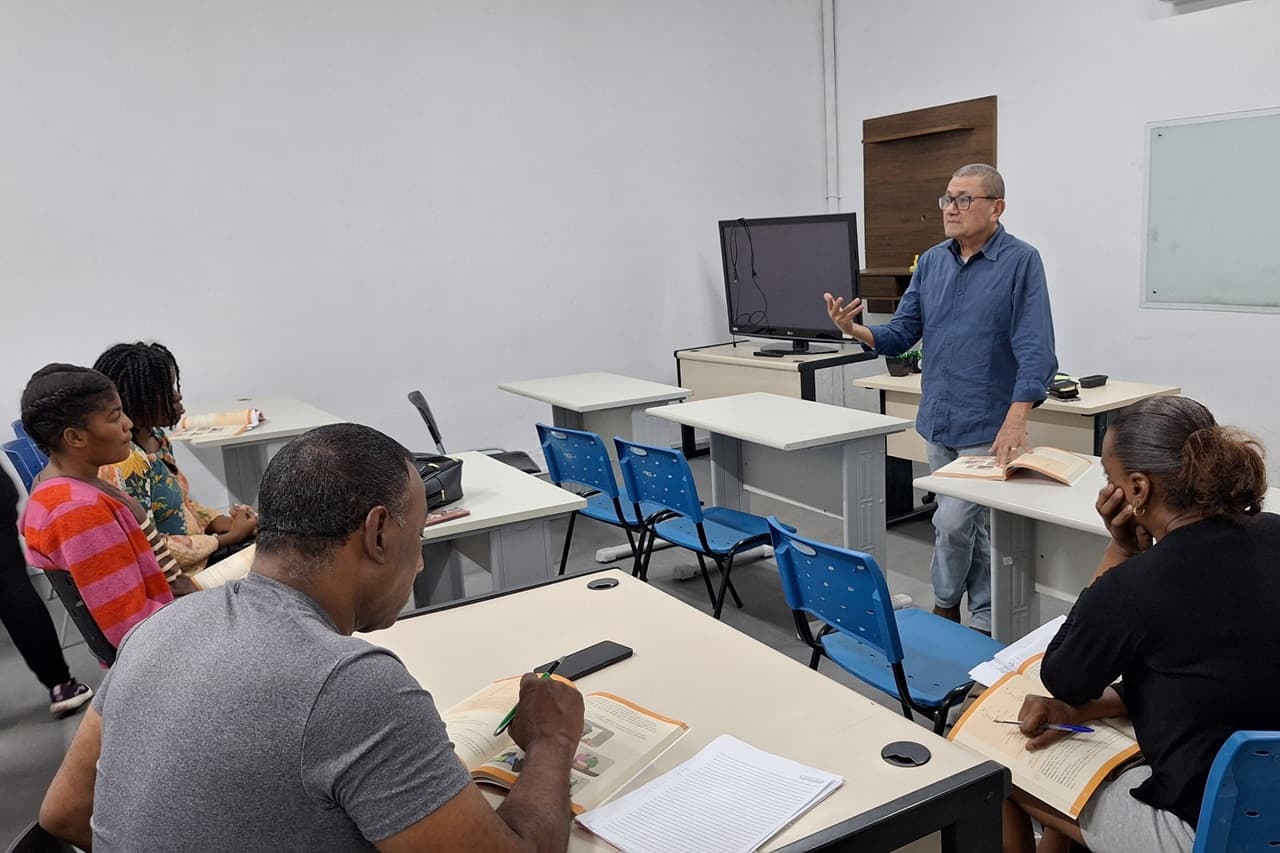 Aulas gratuitas de português para refugiados e imigrantes são ofertadas em Criciúma