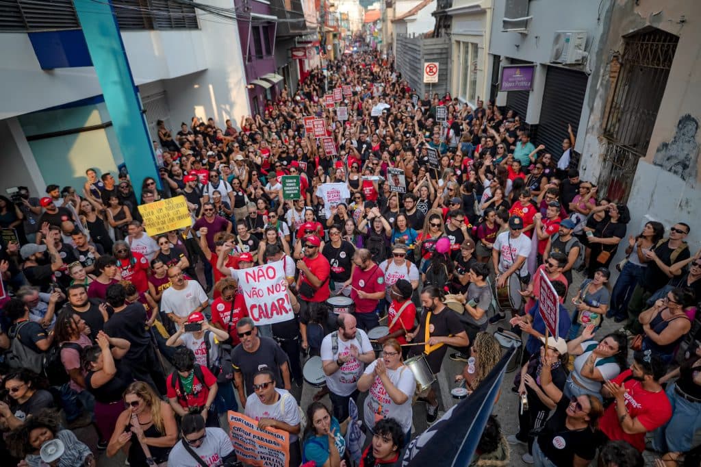 Prefeitura de Florianópolis demite 209 trabalhadores da educação por fazerem greve; milhares tomam as ruas em protesto contra ação antissindical