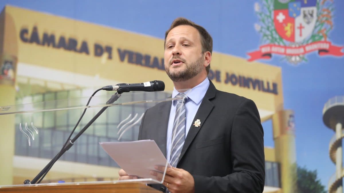 Adriano Silva: conheça a trajetória e carreira, da gestão privada a política