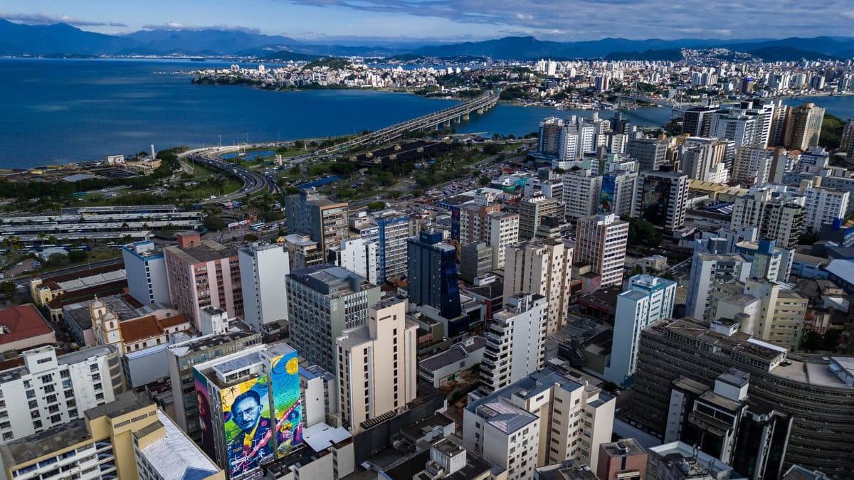 Custo de vida em Florianópolis tem alta em fevereiro; mensalidade escolar e alimentação lideram