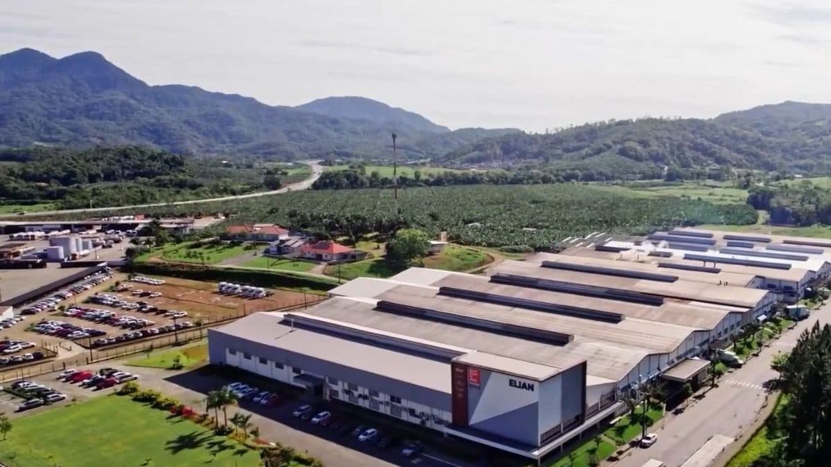 Gigante do setor têxtil anuncia abertura de unidade de costura com 200 empregos em cidade de SC