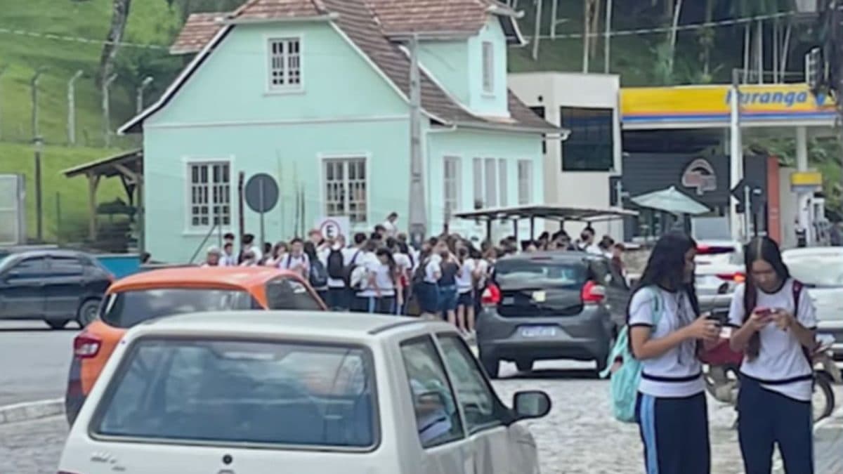 Alunos enfrentam espera de até 40 minutos por ônibus e comunidade de Blumenau cobra mudanças