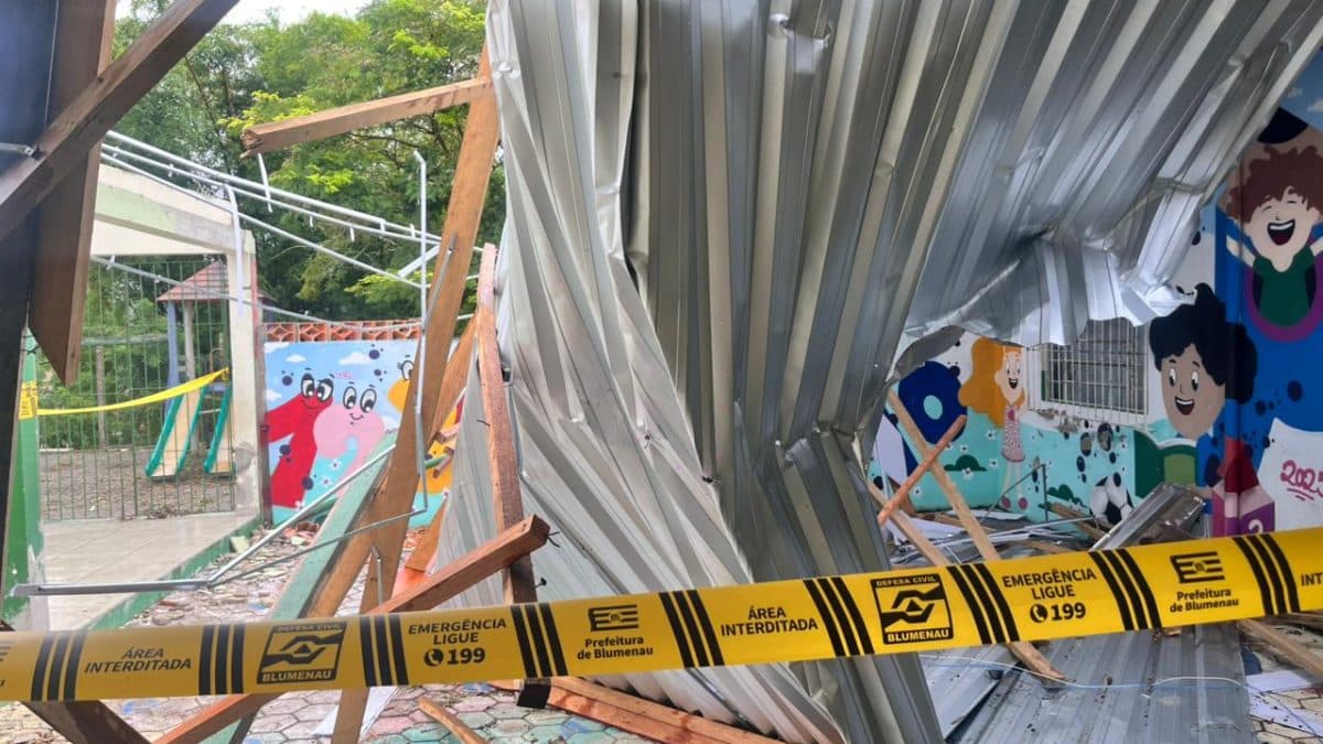 Reforma de até R$ 1 milhão é estimada após destruição de telhado em escola de Blumenau
