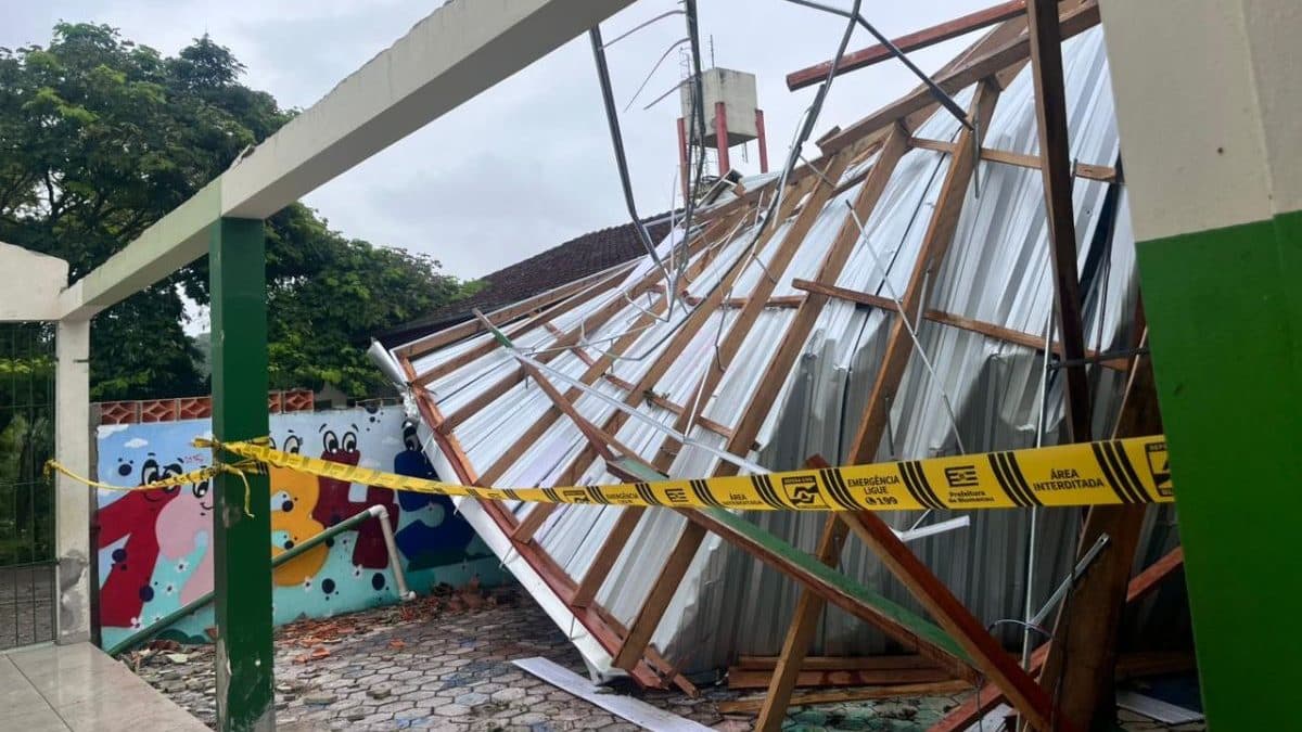 FOTOS: Escola suspende aulas após telhado ser destruído por temporal em Blumenau