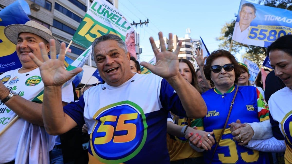 'Com o pé direito': João Rodrigues e Carlos Chiodini oficializam candidatura em caminhada realizada em Chapecó