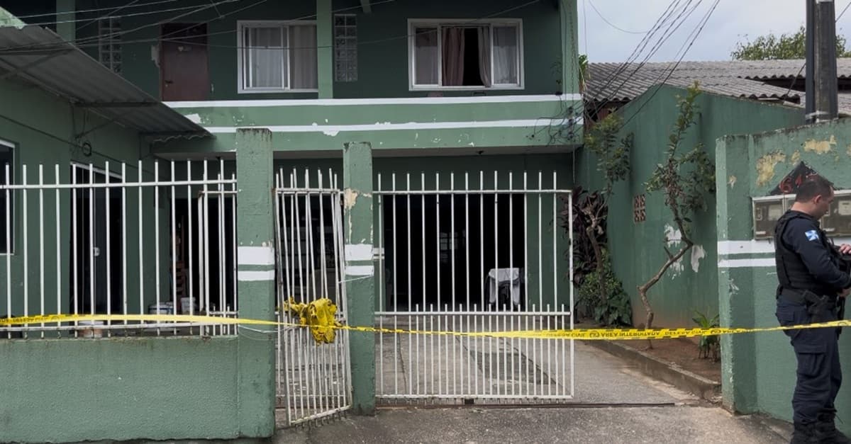 Escada desaba em conjunto de quitinetes, deixa duas crianças feridas e 30 moradores desabrigados em Balneário Camboriú