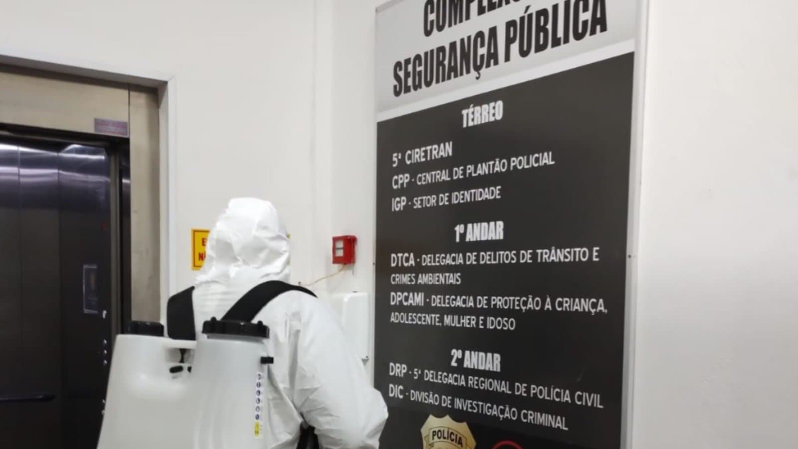 Secretaria de Saúde aplica inseticida de longa duração em prédios públicos de Tubarão no combate à dengue